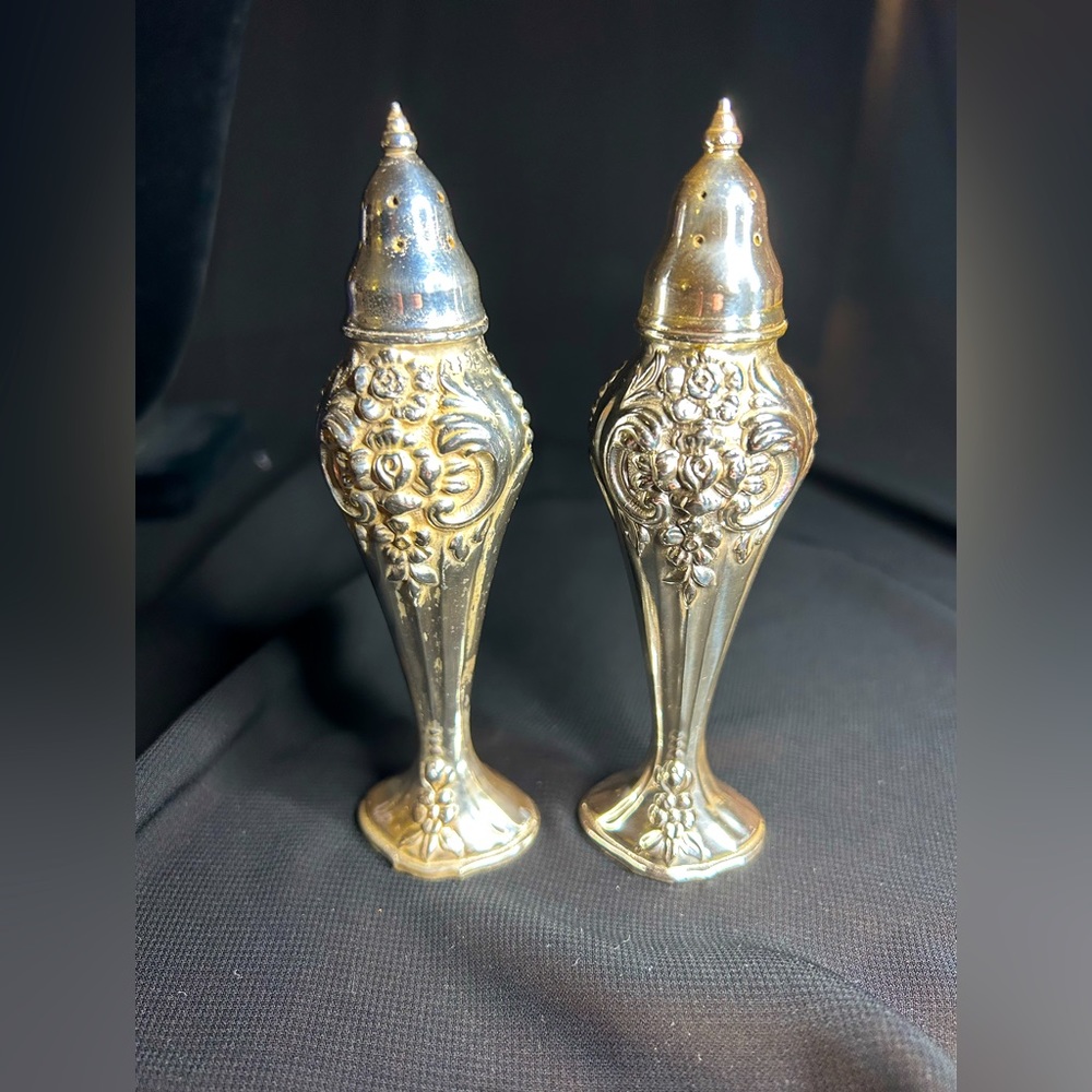 ROGERS 1881 ONEIDA Old South Silver Salt and Pepper shakers. GUC